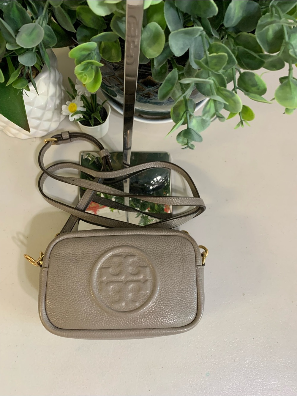👜💕Tory Burch Robinson Pebbled Leather Crossbody Bag in Taupe - Picture 8 of 10